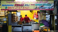 Berbekal pengalaman bekerja menjadi koki di Timur Tengah, sang owner memutuskan untu membuka kedai kebab.