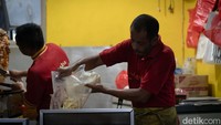 Shawarma Kebab buka pada pukul 17.00 hingga 22.00 WIB.