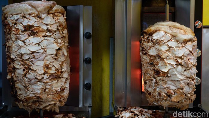 Bicara kuliner di Bogor seakan tidak ada habisnya. Kuliner yang satu ini berasal dari Timur Tengah apalagi kalau bukan kebab. Apa yang membuat kebab ini berbeda?