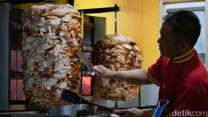 Yuk, Cobain Kebab Paling Timur Tengah di Bogor Bicara kuliner di Bogor seakan tidak ada habisnya. Kuliner yang satu ini berasal dari Timur Tengah apalagi kalau bukan kebab. Apa yang membuat kebab ini berbeda?