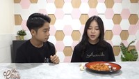 Sebelum adanya kabar ini, penyanyi kelahiran 2005 itu memang sering terlihat menghabiskan waktu bersama dengan Betrand. Salah satunya ketika mereka sedang menantang satu sama lain makan mie pedas. Foto: Instagram @anneth.dlc/YouTube Anneth Delliecia