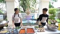 Bahkan, Anneth Delliecia dan Betrand Peto pun pernah masak-masak seru dalam rangka merayakan 10 juta penonton di youtube The Onsu Family. Mereka masak apa aja ya? Foto : Instagram @anneth.dlc/YouTube Anneth Delliecia