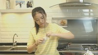 Selain jago nyanyi, mantan Indonesian Idol Junior itu ternyata hobi masak juga loh! Melalui YouTube nya, Anneth mencoba masak pancake. Foto : Instagram @anneth.dlc/YouTube Anneth Delliecia
