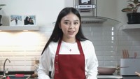 Ada lagi momen Anneth Delliecia menghabiskan waktu dengan memasak di dapurnya. Kali ini, pacar Betrand Peto itu masak mie dengan resep sendiri. Foto : Instagram @anneth.dlc/YouTube Anneth Delliecia
