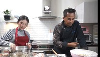Tak hanya bersama Betrand Peto, Anneth Delliecia juga pernah mengajak chef professional. Ini ketika Anneth dan Chef Adi masak Chicken Wings gochujang ala korea.Foto : Instagram @anneth.dlc/YouTube Anneth Delliecia