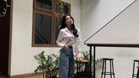 Di usianya yang masih muda, tentunya penyanyi cantik ini juga sering nongkrong di kafe. Ini ketika ia sedang berpose di kafe tersebut. Foto : Instagram @anneth.dlc/YouTube Anneth Delliecia