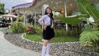 Wah terlihat seru ya? Anneth menyempatkan waktu untuk berpose di depan kafe bergaya Bali. Foto : Instagram @anneth.dlc/YouTube Anneth Delliecia