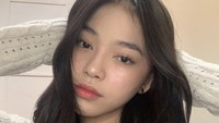 Nama Anneth Delliecia disorot karena ia terungkap sedang menjalin hubungan dengan putra Ruben Onsu, Betrand Peto. Kabar ini hadir ketika Anneth tak sengaja mengunggah video yang ditujukan untuk Betrand. Foto : Instagram @anneth.dlc/YouTube Anneth Delliecia