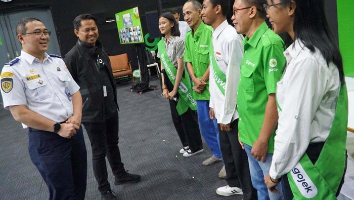 Sebanyak 21 anak mitra driver Gojek mendapat beasiswa. Anak-anak berprestasi ini mendapatkan beasiswa jenjang D3 di 8 politeknik negeri unggulan di Indonesia.