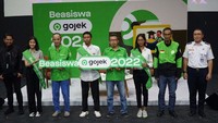 Gede Manggala, Head of Indonesia Regions Gojek, Tonny Agus Setiono Kasubdit Angkutan Perkotaan, Direktorat Jenderal Perhubungan Darat, Kementerian Perhubungan RI, beserta dengan perwakilan driver berfoto bersama saat penyerahan beasiswa.