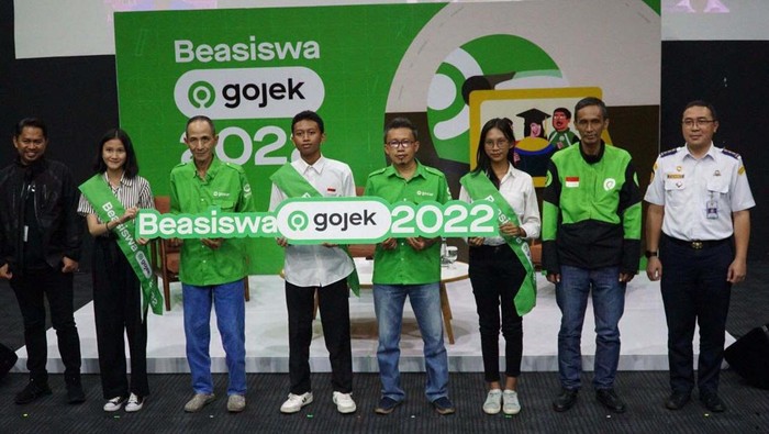Sebanyak 21 anak mitra driver Gojek mendapat beasiswa. Anak-anak berprestasi ini mendapatkan beasiswa jenjang D3 di 8 politeknik negeri unggulan di Indonesia.
