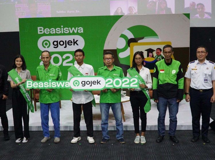 21 Anak Driver Ojol Raih Beasiswa Pendidikan