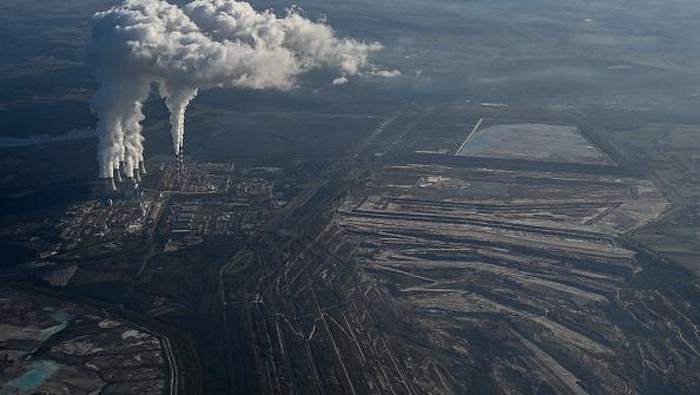 BELCHATOW, POLAND - OCTOBER 12: A general view of the Belchatow Powered Coal Station and the open-pit coal mine, as seen from an aircraft on October 12, 2022 in Belchatow, Poland. The Belchatow coal-powered station, with an output of 5,472 megawatts, is the world's largest lignite coal-fired power station. As Europe's most coal-dependent country, Poland relies on the power station to produce 70% of its power. (Photo by Omar Marques/Getty Images)
