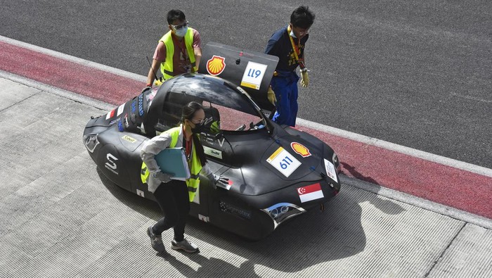 Adu Kendaraan Irit Energi Buatan Pelajar di Sirkuit Mandalika Sejumlah peserta mendorong prototipe kendaraannya saat mengikuti sesi latihan Shell Eco Marathon Indonesia 2022 di Pertamina Mandalika International Street Circuit di Kuta Mandalika, Kecamatan Pujut, Praya, Lombok Tengah, NTB, Kamis (13/10/2022). Shell Eco Marathon Indonesia yang berlangsung hingga 15 Oktober 2022 mendatang tersebut diikuti oleh 48 tim dari 9 negara diantaranya India, Indonesia, Kazakhstan, Korea, Malaysia, Nepal, Filipina, Singapura, dan Vietnam yang merupakan kompetisi untuk menantang pelajar serta mahasiswa perguruan tinggi di berbagai negara di dunia untuk berinovasi merancang dan membangun kendaraan yang paling hemat energi.ANTARA FOTO/Ahmad Subaidi/hp.