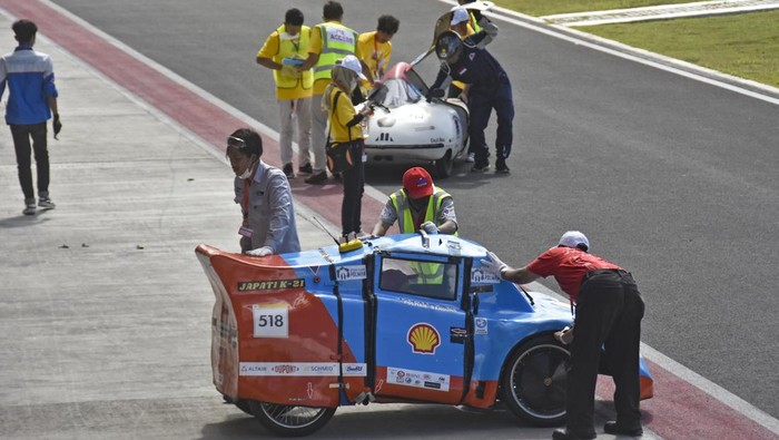 Adu Kendaraan Irit Energi Buatan Pelajar di Sirkuit Mandalika Sejumlah peserta mempersiapkan prototipe kendaraannya saat mengikuti sesi latihan Shell Eco Marathon Indonesia 2022 di Pertamina Mandalika International Street Circuit di Kuta Mandalika, Kecamatan Pujut, Praya, Lombok Tengah, NTB, Kamis (13/10/2022). Shell Eco Marathon Indonesia yang berlangsung hingga 15 Oktober 2022 mendatang tersebut diikuti oleh 48 tim dari 9 negara diantaranya India, Indonesia, Kazakhstan, Korea, Malaysia, Nepal, Filipina, Singapura, dan Vietnam yang merupakan kompetisi untuk menantang pelajar serta mahasiswa perguruan tinggi di berbagai negara di dunia untuk berinovasi merancang dan membangun kendaraan yang paling hemat energi.ANTARA FOTO/Ahmad Subaidi/hp.