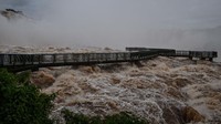 Debit air yang jatuh dari air terjun Iguazu meningkat siginifikan dalam beberapa hari terakhir setelah hujan deras di wilayah tersebut.