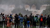Wisatawan ramai-ramai mengunjungi air terjun Iguazu.