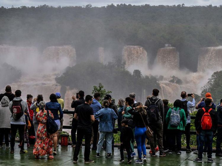 Air Terjun di Brazil Derasnya Bak Air Bah, Tapi Malah Jadi Tontonan