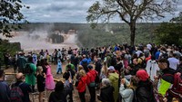 Wisatawan ramai-ramai mengunjungi air terjun Iguazu untuk berfoto atau sekadar memandang. Kumpulan air terjun ini menjadikan air terjun Iguazu sistem air terjun terbesar yang ada di dunia.