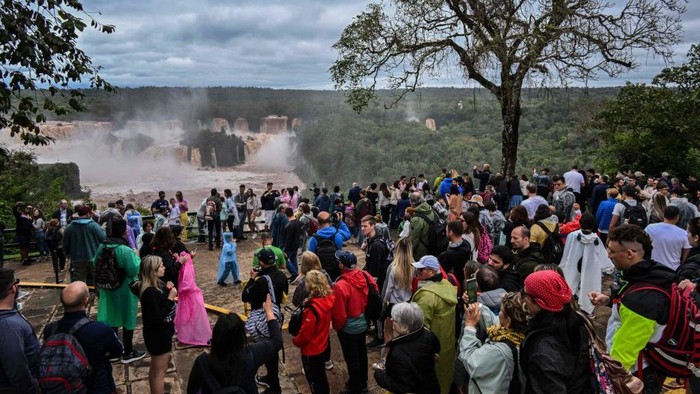 Air Terjun Iguazu yang Deras Jadi Tontonan, Bikin Merinding TOPSHOT - Picture of the Iguacu (Iguazu) falls -considered as one of the largest waterfalls in the world- as seen from the Brazilian side on the border with Argentina, near Foz do Iguacu, Parana state, Brazil on October 12, 2022. - The quantity of water falling from the Iguacu falls at the border between Argentina and Brazil has significantly increased in the last few days following heavy rains in the region. While the average flow rate of the falls is usually 1,5 million liters of water per second, the current rate is at 13.7 million. (Photo by NELSON ALMEIDA / AFP) (Photo by NELSON ALMEIDA/AFP via Getty Images)