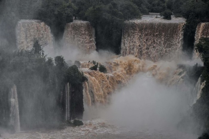 Air Terjun Iguazu yang Deras Jadi Tontonan, Bikin Merinding TOPSHOT - Picture of the Iguacu (Iguazu) falls -considered as one of the largest waterfalls in the world- as seen from the Brazilian side on the border with Argentina, near Foz do Iguacu, Parana state, Brazil on October 12, 2022. - The quantity of water falling from the Iguacu falls at the border between Argentina and Brazil has significantly increased in the last few days following heavy rains in the region. While the average flow rate of the falls is usually 1,5 million liters of water per second, the current rate is at 13.7 million. (Photo by NELSON ALMEIDA / AFP) (Photo by NELSON ALMEIDA/AFP via Getty Images)