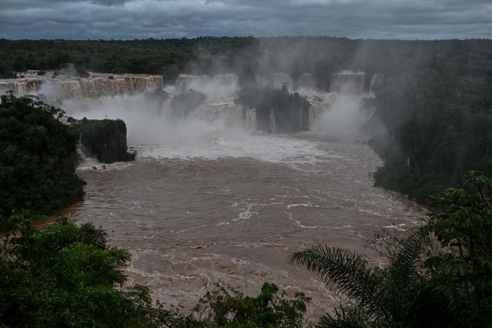 Air Terjun Iguazu yang Deras Jadi Tontonan, Bikin Merinding TOPSHOT - Picture of the Iguacu (Iguazu) falls -considered as one of the largest waterfalls in the world- as seen from the Brazilian side on the border with Argentina, near Foz do Iguacu, Parana state, Brazil on October 12, 2022. - The quantity of water falling from the Iguacu falls at the border between Argentina and Brazil has significantly increased in the last few days following heavy rains in the region. While the average flow rate of the falls is usually 1,5 million liters of water per second, the current rate is at 13.7 million. (Photo by NELSON ALMEIDA / AFP) (Photo by NELSON ALMEIDA/AFP via Getty Images)