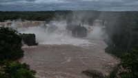Debit air rata-rata air terjun Iguazu biasanya 1,5 juta liter air per detik, debit saat ini berada di 13,7 juta liter air per detik.