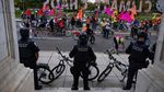 Aktivis Iklim Demo Pertemuan IMF di Washington