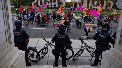 Aktivis Iklim Demo Pertemuan IMF di Washington