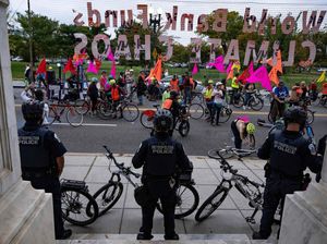 Aktivis Iklim Demo Pertemuan IMF di Washington
