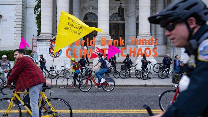 Sejumlah aktivis iklim menggelar aksi demo saat digelr pertemuan IMF dan Bank Dunia di Washington, DC, Amerika Serikat.