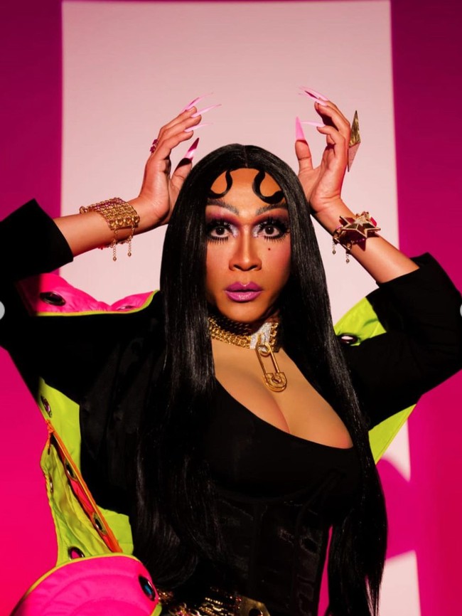 Pemotretan Aming itu bertujuan untuk pameraan fashion tunggal desainer Caren Delano yang bertajuk Abracadabra. Tak hanya Aming, untuk pameran fashion tunggalnya itu Caren Delano juga menunjuk sejumlah artis ternama lainnya, seperti, Ussy Sulistiawaty, Ayu Ting Ting, Melly Goeslaw, dan Tasya Farasya. Foto: Instagram/@amingisback