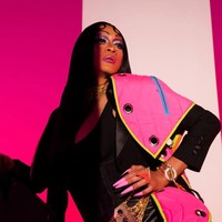 Dalam keterangan unggahannya Aming mengatakan jika look nya yang satu ini terinspirasi dari perpaduan sang legenda, Cher dan karakter Morticia yang diperankan oleh Anjelica Huston di film The Addams Family. Foto: Instagram/@amingisback