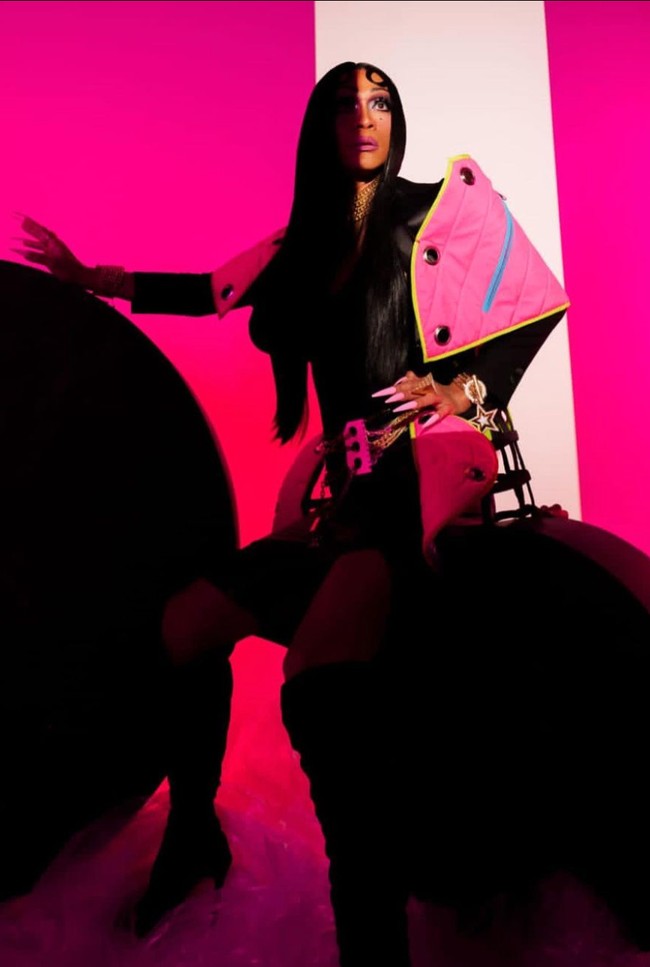 Aming tampil bak Drag Queen dengan mengenakan wig rambut panjang, payudara prostetik, dan riasan wajah yang cukup tebal. Ia mengenakan busana serba hitam dengan aksen berwarna merah muda, hijau neon, dan biru muda rancangan Caren Delano. Foto: Instagram/@amingisback