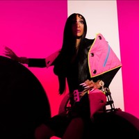 Aming tampil bak Drag Queen dengan mengenakan wig rambut panjang, payudara prostetik, dan riasan wajah yang cukup tebal. Ia mengenakan busana serba hitam dengan aksen berwarna merah muda, hijau neon, dan biru muda rancangan Caren Delano. Foto: Instagram/@amingisback