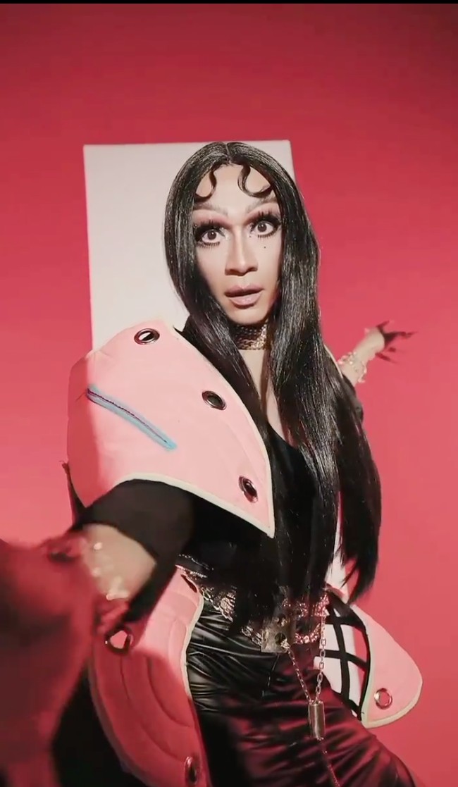 Penampilan Aming dalam pemotretan kali ini cukup mencuri atensi netizen. Tak sedikit yang memberikan komentar di unggahan foto dan video Aming tersebut. Beberapa tampak memuji penampilan Aming. Keren kaliiii laaa, komentar Bella Saphira. Aahhhhh kereunn pisannn cantiikk nyaaa gk kuaatttt @amingisback, komentar netizen lain. Foto: Instagram/@amingisback