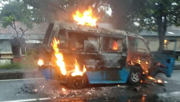 Angkot terbakar di Simpangan Depok