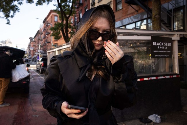 Bros tersebut seolah menjadi fashion statement bahwa dirinya kekeuh ingin dikenal sebagai Anna Delvey, seorang pewaris keluarga bangsawan Jerman. Padahal, perempuan 31 tahun ini diketahui berasal dari Rusia. (Foto: TIMOTHY A. CLARY/AFP via Getty Images)