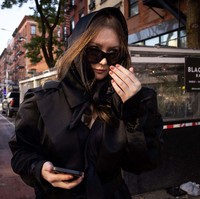 Bros tersebut seolah menjadi fashion statement bahwa dirinya kekeuh ingin dikenal sebagai Anna Delvey, seorang pewaris keluarga bangsawan Jerman. Padahal, perempuan 31 tahun ini diketahui berasal dari Rusia. (Foto: TIMOTHY A. CLARY/AFP via Getty Images)
