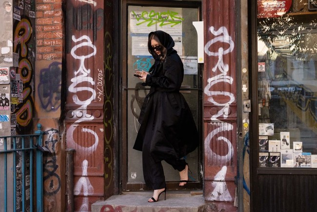 Masih ingat Anna Sorokin sosialita palsu yang kisah hidupnya sampai menginspirasi Netflix untuk membuat serial Inventing Anna? Akhirnya, perempuan yang menggunakan nama alias Anna Delvey ini keluar penjara atas kasus penipuan. (Foto: TIMOTHY A. CLARY/AFP via Getty Images)