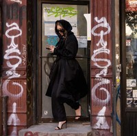 Masih ingat Anna Sorokin sosialita palsu yang kisah hidupnya sampai menginspirasi Netflix untuk membuat serial Inventing Anna? Akhirnya, perempuan yang menggunakan nama alias Anna Delvey ini keluar penjara atas kasus penipuan. (Foto: TIMOTHY A. CLARY/AFP via Getty Images)