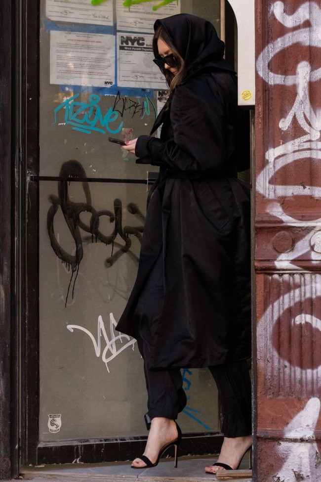 Anna Sorokin harus mendekam di penjara terhitung sejak 2017 karena terbukti melakukan tindakan kriminal finansial. Korbannya mulai dari individu hingga perusahaan besar seperti hotel dan perbankan yang termakan tipu muslihat Anna. Masa hukuman penjaranya sampai awal 2021, tapi sebulan setelah bebas ia ditahan lagi karena masalah imigrasi. (Foto: TIMOTHY A. CLARY/AFP via Getty Images)