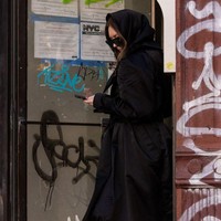 Anna Sorokin harus mendekam di penjara terhitung sejak 2017 karena terbukti melakukan tindakan kriminal finansial. Korbannya mulai dari individu hingga perusahaan besar seperti hotel dan perbankan yang termakan tipu muslihat Anna. Masa hukuman penjaranya sampai awal 2021, tapi sebulan setelah bebas ia ditahan lagi karena masalah imigrasi. (Foto: TIMOTHY A. CLARY/AFP via Getty Images)