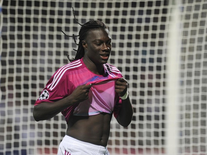 Lyon's French forward Bafetimbi Gomis reacts after missing a goal during the Champions League football match Olympique de Lyon vs Dinamo Zagreb on September 27, 2011 at the Gerland stadium in Lyon, southeastern France.  AFP PHOTO / PHILIPPE DESMAZES (Photo credit should read PHILIPPE DESMAZES/AFP via Getty Images)