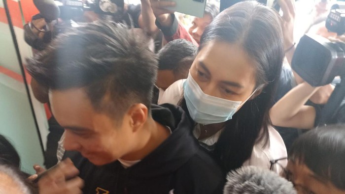 Baim Wong dan Paula di Polres Jaksel untuk diperiksa kasus prank KRDT.