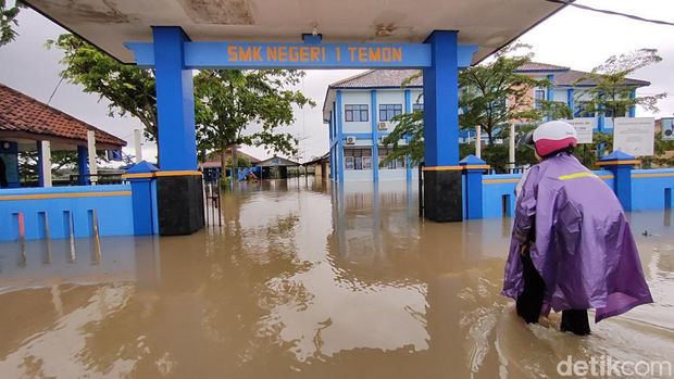 Banjir merendam SMKN 1 Temon, Kulon Progo, Kamis (13/10/2022).