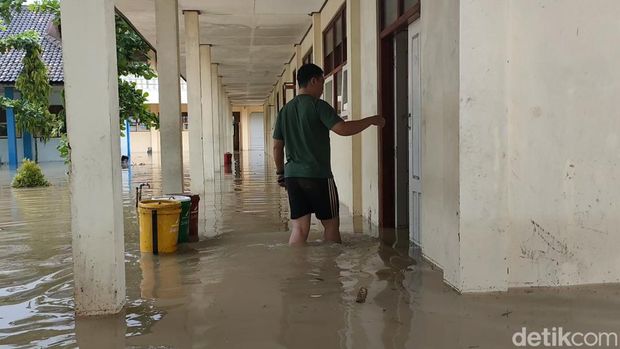 Banjir merendam SMKN 1 Temon, Kulon Progo, Kamis (13/10/2022).