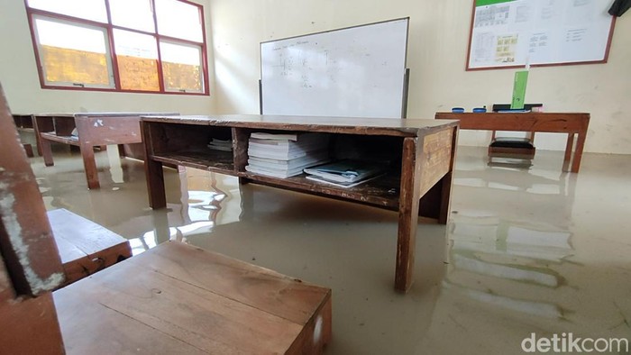 Banjir merendam SMKN 1 Temon, Kulon Progo, Kamis (13/10/2022).