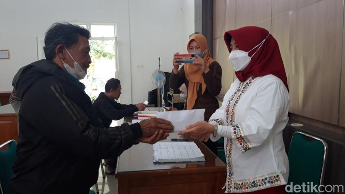 Dinas Sosial Boyolali menyerahkan bantuan tidak terduga (BTT) kepada masyarakat miskin di kantornya Kamis (13/10/2022).