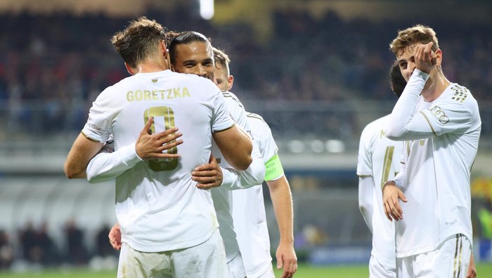 PLZEN, CZECH REPUBLIC - OCTOBER 12: Leon Goretzka of Bayern Munich celebrates with Leroy Sane after scoring their teams fourth goal during the UEFA Champions League group C match between Viktoria Plzen and FC Bayern München at Doosan Arena on October 12, 2022 in Plzen, Czech Republic. (Photo by Adam Pretty/Getty Images)